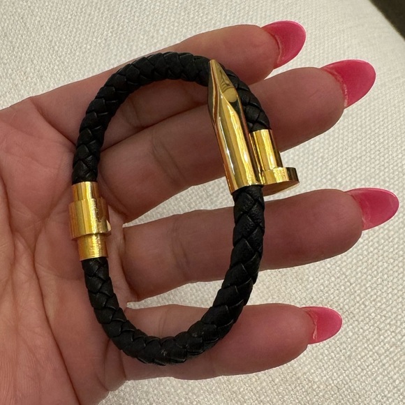 NWOT BREADED REAL LEATHER NAIL UNISEX - Picture 9 of 17